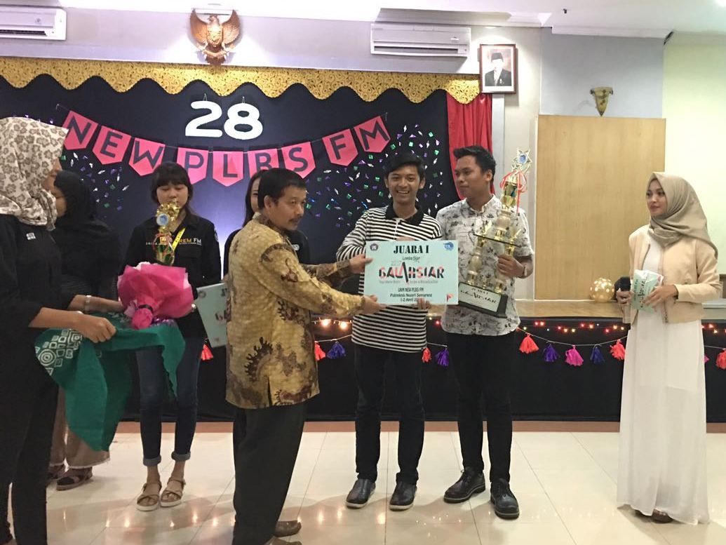 Penyerahan piagam penghargaan pada announcer UMM FM sebagai juara satu kompetisi Galaksiar 2017. UNIT